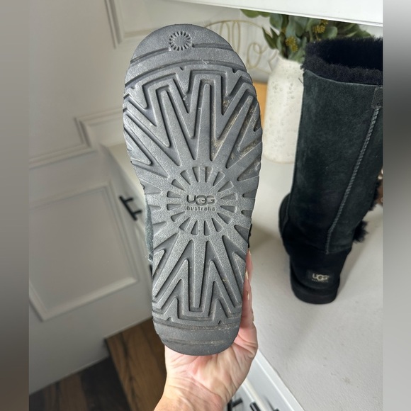 UGG Australia Women’s Bailey Button Triplet Tall Black Suede Boots Size 8 - Picture 7 of 8